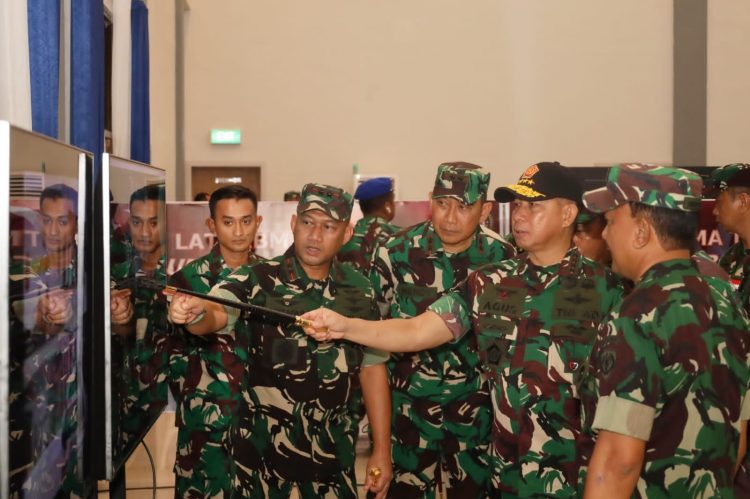 Panglima TNI Jenderal Agus Subiyanto meninjau kesiapan Latgama TNI-SAF 2025 di Batam, Selasa (3/6/2025). (Dok. Pendam I/BB)