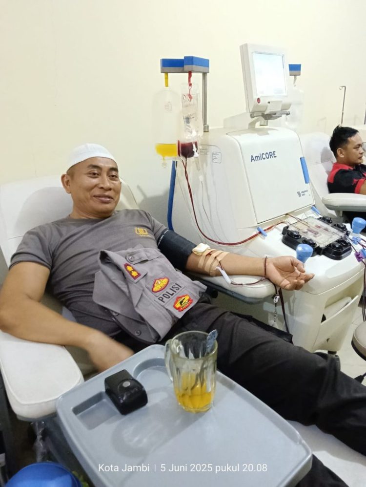 AKBP Dr. Dadang Djoko Karyanto saat menjalani donor darah ke-98 di PMI Kota Jambi, Rabu (5/6/2025). (Dok.Daus)