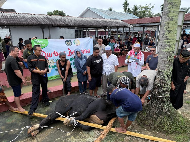 Petugas Lapas Kelas IIA Jambi mempersiapkan sapi kurban untuk disembelih, Jumat (6/6/2025).(Dok.Nahar)
