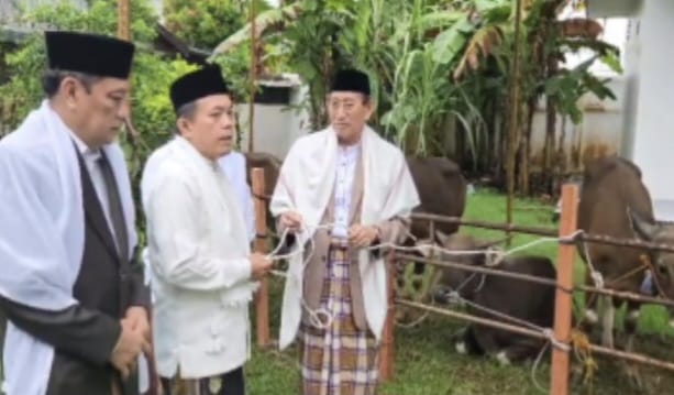 Gubernur Al Haris bersama Tokoh agama sedang bersiap melaksanakan penyembelihan hewan kurban di Hari Raya Idul Adha (dok.penulis)