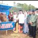 Bupati Kerinci Monadi secara simbolis menyerahkan sapi kurban Presiden RI kepada panitia di Desa Sungai Gelampeh, Minggu (7/6/2025) (dok.yola)