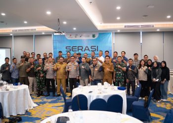 Para peserta Forum SERASI PHE Jambi Merang berfoto bersama usai diskusi di Musi Banyuasin, Selasa (3/6/2025).(Dok.FJM)