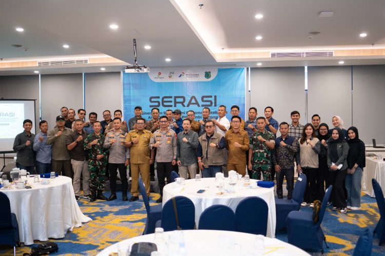 Para peserta Forum SERASI PHE Jambi Merang berfoto bersama usai diskusi di Musi Banyuasin, Selasa (3/6/2025).(Dok.FJM)