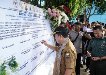 Gubernur Jambi Al Haris menandatangani komitmen bersama pelaksanaan SPMB Tahun Ajaran 2025/2026 di SMKN 1 Kota Jambi, Selasa (10/6/2025). (Dok. Nahar)