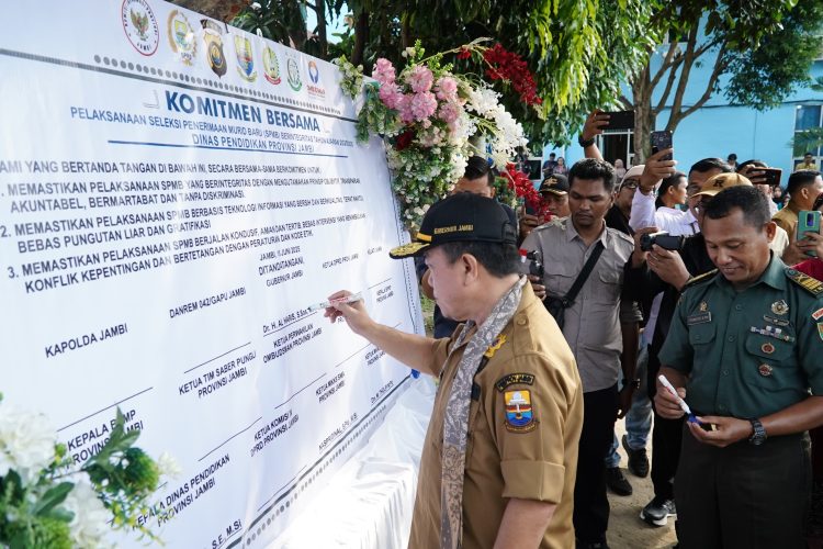 Gubernur Jambi Al Haris menandatangani komitmen bersama pelaksanaan SPMB Tahun Ajaran 2025/2026 di SMKN 1 Kota Jambi, Selasa (10/6/2025). (Dok. Nahar)