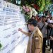 Gubernur Jambi Al Haris menandatangani komitmen bersama pelaksanaan SPMB Tahun Ajaran 2025/2026 di SMKN 1 Kota Jambi, Selasa (10/6/2025). (Dok. Nahar)