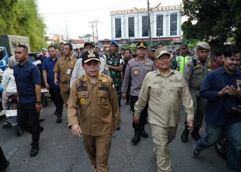 Gubernur Jambi Al Haris dan Wali Kota Jambi Maulana meninjau langsung penertiban PKL di kawasan Pasar Talang Banjar, Selasa (10/6/2025). (Dok.Nahar)