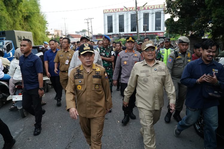 Gubernur Jambi Al Haris dan Wali Kota Jambi Maulana meninjau langsung penertiban PKL di kawasan Pasar Talang Banjar, Selasa (10/6/2025). (Dok.Nahar)