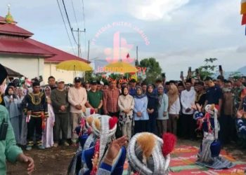 Bupati Monadi dan rombongan disambut masyarakat Desa Sungai Kuning dalam pelaksanaan program Bunga Desa, Sabtu (14/6/2025), (Dok.Diko Yola)