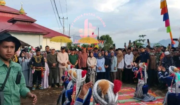 Bupati Monadi dan rombongan disambut masyarakat Desa Sungai Kuning dalam pelaksanaan program Bunga Desa, Sabtu (14/6/2025), (Dok.Diko Yola)