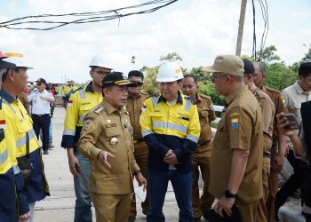Gubernur Jambi Al Haris berdiskusi dengan tim dari PT. IBS saat meninjau progres pembangunan jalan khusus batubara di Kecamatan Bathin XXIV, Senin (16/06/2025). (Dok.erit - kominfo)