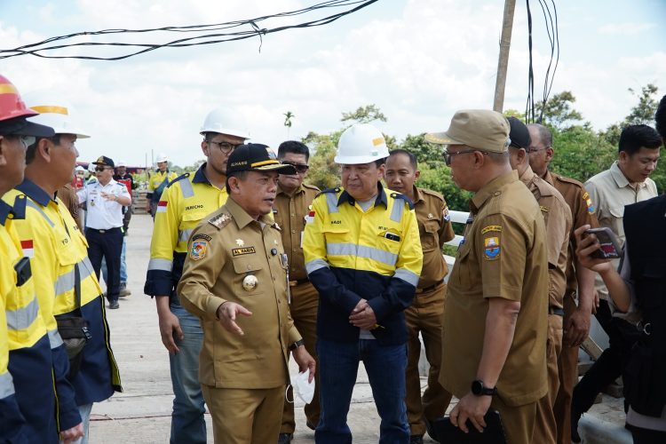 Gubernur Jambi Al Haris berdiskusi dengan tim dari PT. IBS saat meninjau progres pembangunan jalan khusus batubara di Kecamatan Bathin XXIV, Senin (16/06/2025). (Dok.erit - kominfo)