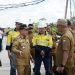 Gubernur Jambi Al Haris berdiskusi dengan tim dari PT. IBS saat meninjau progres pembangunan jalan khusus batubara di Kecamatan Bathin XXIV, Senin (16/06/2025). (Dok.erit - kominfo)