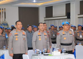 Wakapolda Jambi Brigjen Pol. M. Mustaqim bersama Irwasda dan para PJUC Jambi saat pembukaan Rakernis Bidpropam TA 2025 di Aula Gedung Siginjai, Kamis (19/6/2025). (Dok.Humas Polda Jambi)