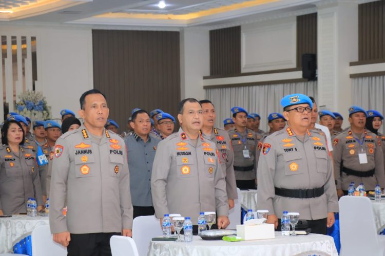Wakapolda Jambi Brigjen Pol. M. Mustaqim bersama Irwasda dan para PJUC Jambi saat pembukaan Rakernis Bidpropam TA 2025 di Aula Gedung Siginjai, Kamis (19/6/2025). (Dok.Humas Polda Jambi)