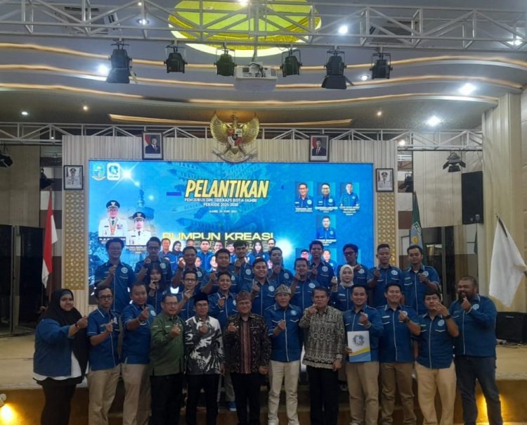 Pengurus DPC GEKRAF Kota Jambi periode 2023–2028 berfoto bersama usai pelantikan di Aula Griya Mayang, Jumat (20/6/2025) (Dok.Daus)