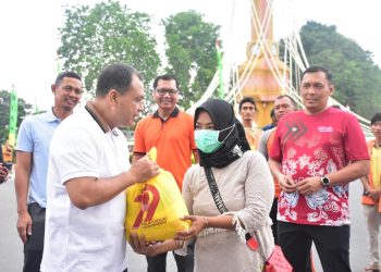Wakapolda Jambi, Brigjen Pol Mirza Mustaqim menyerahkan sembako kepada warga pada kegiatan kegiatan CFD di Tugu Keris Siginjai,Kota Jambi Minggu (22/6/2025).(Dok. Nahar)