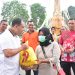 Wakapolda Jambi, Brigjen Pol Mirza Mustaqim menyerahkan sembako kepada warga pada kegiatan kegiatan CFD di Tugu Keris Siginjai,Kota Jambi Minggu (22/6/2025).(Dok. Nahar)