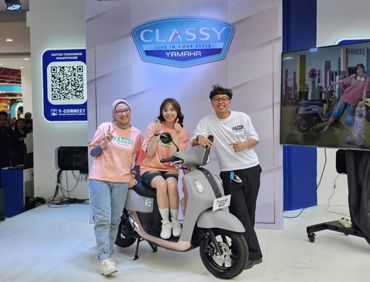 Influencer Yamana Zee Asadel berpose di atas skutik Yamaha Fazzio Hybrid berwarna Grayceful Pink saat peluncuran warna terbaru di booth Classy Yamaha, Jakarta Fair Kemayoran 2025. (Dok. Yamaha)