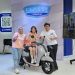 Influencer Yamana Zee Asadel berpose di atas skutik Yamaha Fazzio Hybrid berwarna Grayceful Pink saat peluncuran warna terbaru di booth Classy Yamaha, Jakarta Fair Kemayoran 2025. (Dok. Yamaha)
