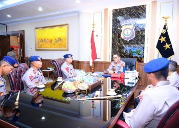 Kapolda Jambi saat menerima kunjungan Danpas 1 Korps Brimob Polri di ruang kerjanya, Senin (23/06/2025). (Dok.Humas Polda Jambi)