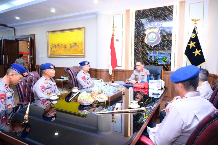 Kapolda Jambi saat menerima kunjungan Danpas 1 Korps Brimob Polri di ruang kerjanya, Senin (23/06/2025). (Dok.Humas Polda Jambi)