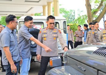 Kapolda Jambi, Irjen Pol. Krisno H Siregar, bersama Ketua TLCI Chapter Jambi, Zuwanda, saat melakukan pengecekan kendaraan peserta sebelum pelepasan rombongan Flag Off Land Cruiser di halaman Mapolda Jambi, Selasa (24/06/2025). (Dok.Humas Polda Jambi)