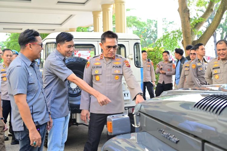 Kapolda Jambi, Irjen Pol. Krisno H Siregar, bersama Ketua TLCI Chapter Jambi, Zuwanda, saat melakukan pengecekan kendaraan peserta sebelum pelepasan rombongan Flag Off Land Cruiser di halaman Mapolda Jambi, Selasa (24/06/2025). (Dok.Humas Polda Jambi)