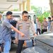 Kapolda Jambi, Irjen Pol. Krisno H Siregar, bersama Ketua TLCI Chapter Jambi, Zuwanda, saat melakukan pengecekan kendaraan peserta sebelum pelepasan rombongan Flag Off Land Cruiser di halaman Mapolda Jambi, Selasa (24/06/2025). (Dok.Humas Polda Jambi)