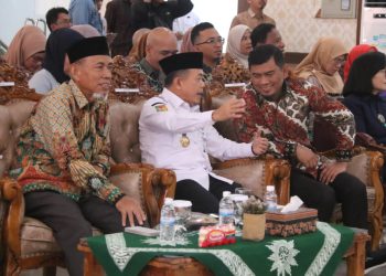 Gubernur Jambi Al Haris berbincang dengan rocky candra pada acara puncak Milad ke-6 Universitas Muhammadiyah Jambi yang digelar di Auditorium Lantai 6 UM Jambi, Rabu (25/6/2025).(dok. Erit - Kominfo)