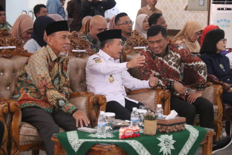 Gubernur Jambi Al Haris berbincang dengan rocky candra pada acara puncak Milad ke-6 Universitas Muhammadiyah Jambi yang digelar di Auditorium Lantai 6 UM Jambi, Rabu (25/6/2025).(dok. Erit - Kominfo)
