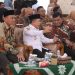 Gubernur Jambi Al Haris berbincang dengan rocky candra pada acara puncak Milad ke-6 Universitas Muhammadiyah Jambi yang digelar di Auditorium Lantai 6 UM Jambi, Rabu (25/6/2025).(dok. Erit - Kominfo)