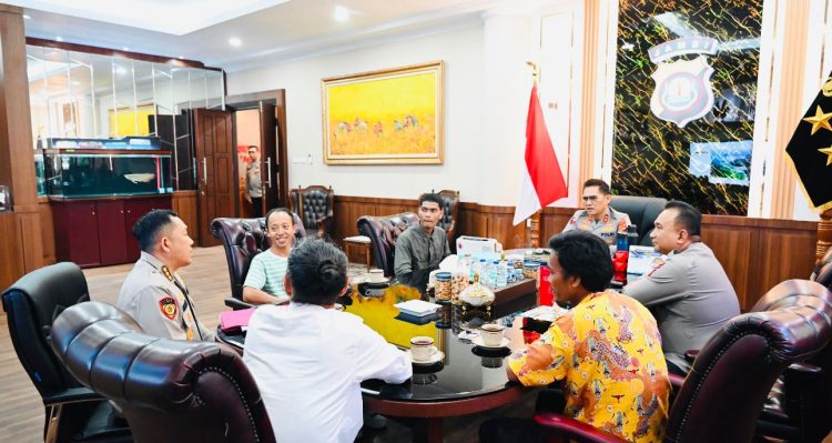 Kapolda Jambi Irjen Pol. Krisno H. Siregar saat menerima perwakilan komunitas SAD di ruang kerjanya, Kamis (26/6/2025).(dok.humas polda jambi)