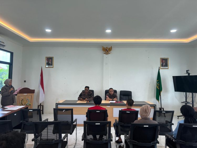 Kejari Jambi melaksanakan ekspose penghentian penuntutan dua perkara pidana umum berdasarkan Restorative Justice, Kamis (26/6/2025), di Aula Kantor Kejari Jambi.(dok.Nahar)