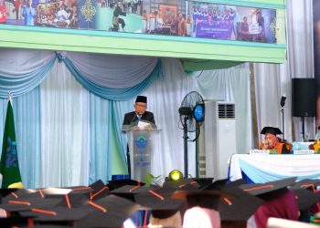Wakil Gubernur Jambi Drs. H. Abdullah Sani, M.Pd.I memberikan sambutan pada Wisuda Sarjana ke-69 UIN STS Jambi di Auditorium Kampus II, Minggu (29/6/2025). (Foto: Agus Supriyanto - kominfo)