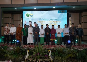 Para tokoh lintas agama berfoto bersama dalam acara Deklarasi Kerukunan Tokoh Lintas Agama Provinsi Jambi yang dihadiri Menteri Agama RI Prof. Dr. KH. Nasaruddin Umar, Gubernur Jambi Al Haris, dan Wakil Gubernur Abdullah Sani, Minggu (29/6/2025). (Foto: erit - Diskominfo Provinsi Jambi)