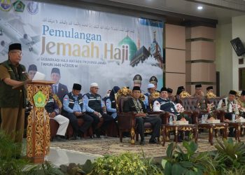 Wakil Gubernur Jambi Abdullah Sani menyampaikan sambutan saat menyambut kepulangan jemaah haji Kloter 16 di Asrama Haji Kotabaru, Jambi, Senin (30/6/2025). (Dok.Erit - kominfo)
