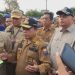 Ketua DPRD Kota Jambi Kemas Faried Alfarelly bersama Gubernur Jambi Al Haris dan Wali Kota Maulana memberikan keterangan pers saat penertiban PKL di Talang Banjar, Selasa (10/6/2025).(Dok.Nahar)