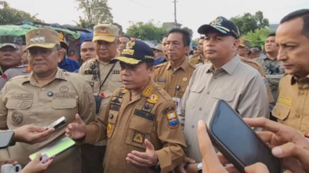 Ketua DPRD Kota Jambi Kemas Faried Alfarelly bersama Gubernur Jambi Al Haris dan Wali Kota Maulana memberikan keterangan pers saat penertiban PKL di Talang Banjar, Selasa (10/6/2025).(Dok.Nahar)