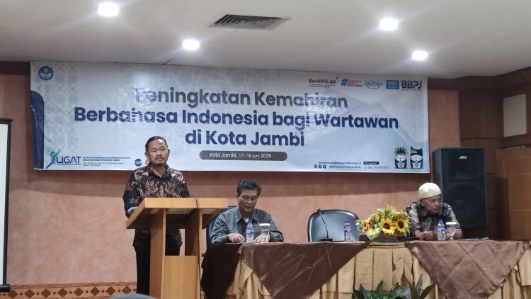 Kepala Balai Bahasa Provinsi Jambi, Drs. M Muis, menyampaikan sambutan saat membuka pelatihan peningkatan kemahiran berbahasa Indonesia di Grand Hotel, Kota Jambi, Selasa (17/6/2025).(dok.Strpanus)