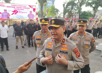 Wakapolda Jambi Brigjen Pol M. Mustaqim memberikan keterangan kepada wartawan usai menyerahkan secara simbolis bantuan sosial berupa sembako di Mapolda Jambi, Kamis (19/6/2025), . (Foto: Nahar) 