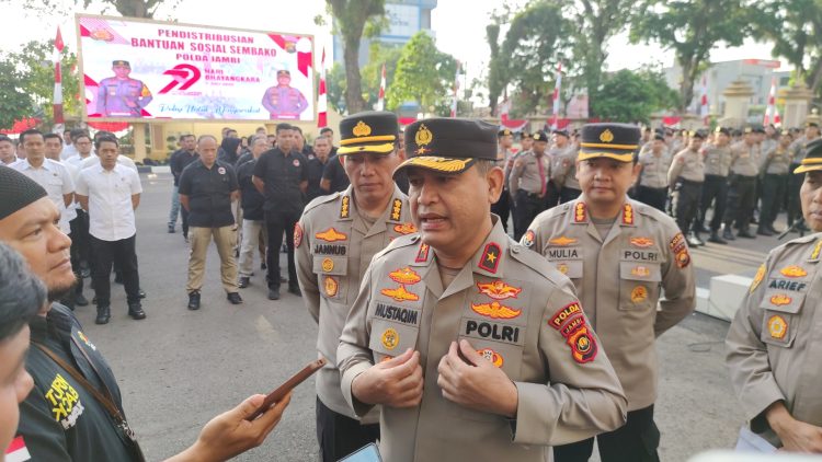 Wakapolda Jambi Brigjen Pol M. Mustaqim memberikan keterangan kepada wartawan usai menyerahkan secara simbolis bantuan sosial berupa sembako di Mapolda Jambi, Kamis (19/6/2025), . (Foto: Nahar)