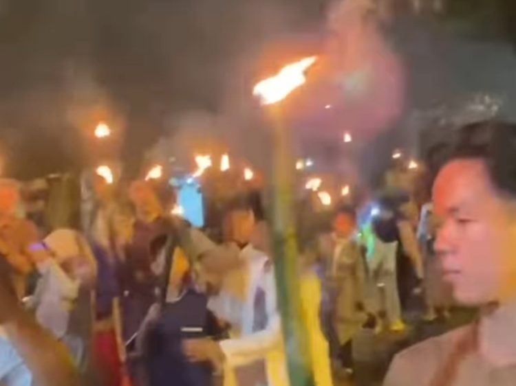 Warga RT 08 Kenali Asam Bawah antusias mengikuti pawai obor dalam rangka menyambut 1 Muharram 1447 H, Jumat malam (27/6/2025) (Dok.Nahar)