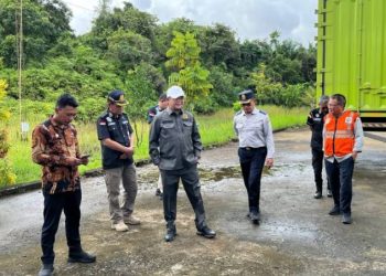 Wakil Ketua DPRD Provinsi Jambi, H. Ivan Wirata, meninjau aktivitas Jembatan Timbang Muara Tembesi didampingi pihak BPTD, Jumat (15/3/2025) (Dok. Nahar)