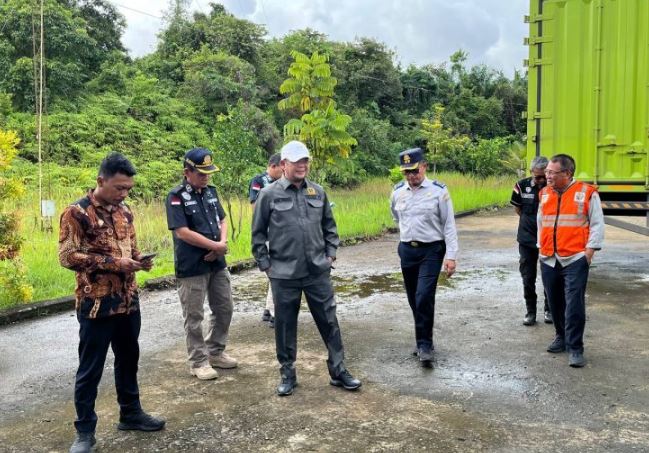 Wakil Ketua DPRD Provinsi Jambi, H. Ivan Wirata, meninjau aktivitas Jembatan Timbang Muara Tembesi didampingi pihak BPTD, Jumat (15/3/2025) (Dok. Nahar)