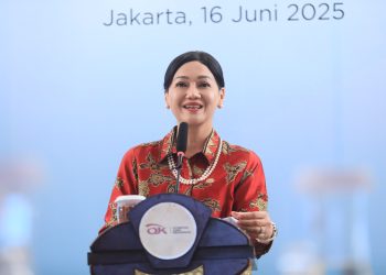 Kepala Eksekutif Pengawas Perilaku Pelaku Usaha Jasa Keuangan, Edukasi, dan Pelindungan Konsumen OJK Friderica Widyasari Dewi saat membuka kegiatan “Diskusi dan Training of Trainers (ToT): OJK PEDULI bagi Media Massa” di Jakarta, Senin (16/6/2025). (Dok. Humas OJK Jambi