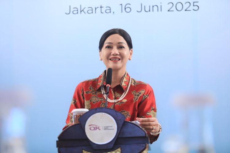 Kepala Eksekutif Pengawas Perilaku Pelaku Usaha Jasa Keuangan, Edukasi, dan Pelindungan Konsumen OJK Friderica Widyasari Dewi saat membuka kegiatan “Diskusi dan Training of Trainers (ToT): OJK PEDULI bagi Media Massa” di Jakarta, Senin (16/6/2025). (Dok. Humas OJK Jambi