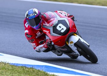 Veda Ega Pratama tampil fokus saat melahap tikungan Circuito de Jerez – Ángel Nieto, Spanyol, dalam ajang JuniorGP 2025. (Dok, Sinsen)