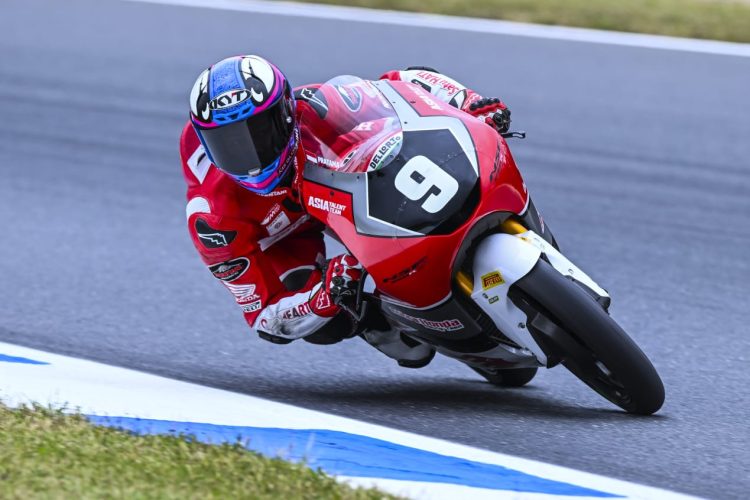 Veda Ega Pratama tampil fokus saat melahap tikungan Circuito de Jerez – Ángel Nieto, Spanyol, dalam ajang JuniorGP 2025. (Dok, Sinsen)