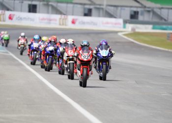 Deretan pebalap Asia Road Racing Championship 2025 kelas AP250 melesat dari garis start di Sirkuit Sepang, Malaysia. Fadillah Arbi Aditama (#93) memimpin balapan dan mengibarkan Merah Putih di podium tertinggi. (Dok. Sisnen)